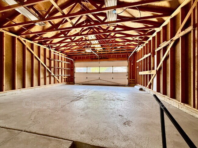 Building Photo - 13092 Monroe Dr