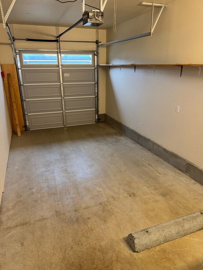 Building Photo - 1879 Maplewood Dr