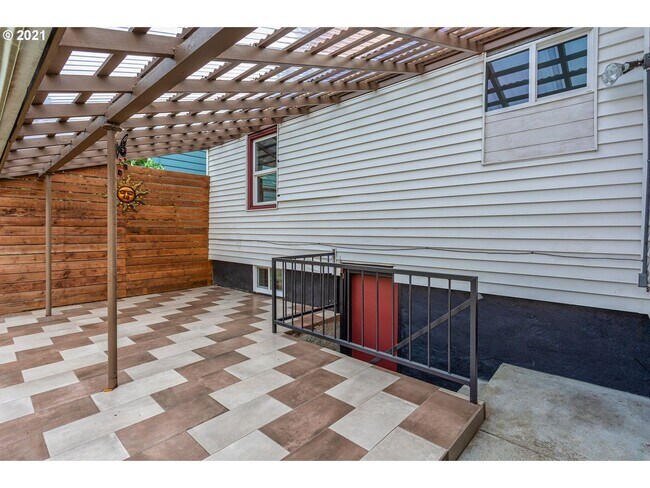 Building Photo - 2 bedroom 2 bath Woodlawn Bungalow-Full finished basement!