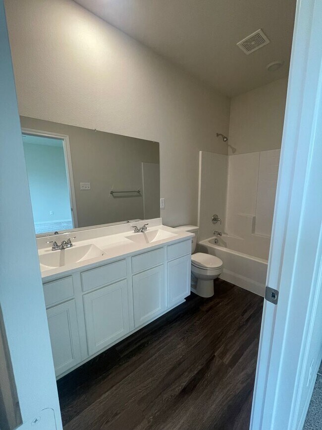 Building Photo - 110 S Rainbow Dr