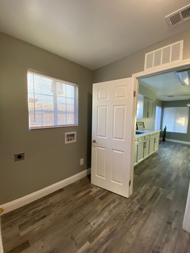Building Photo - Gorgeous 3 BD 2 BA remodeled home availabl...