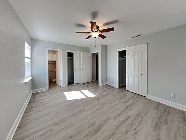 Building Photo - 3BR/2BA Renovated Home in Irving TX | 2-Car Garage, Fenced Yard & Pet-Friendly | Self Tours Avail...