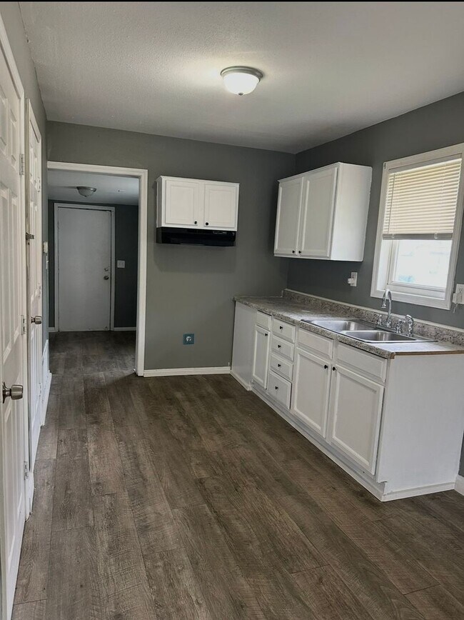 Building Photo - This is a 3bedroom 1 Full bathroom house which has a spacious living room, dining room and full k...