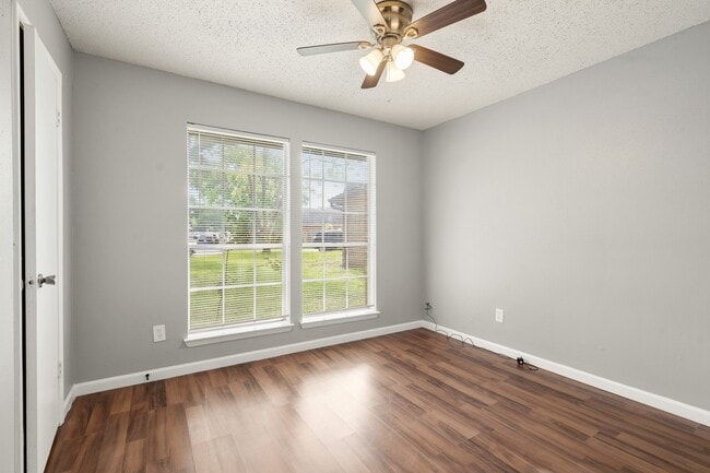 Building Photo - 2220 Spruce Dr