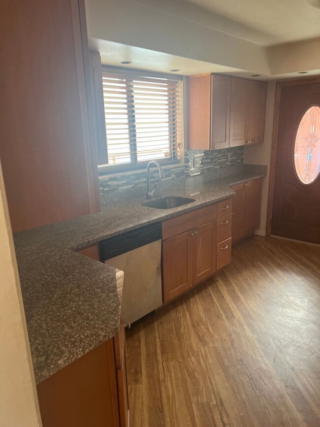 Building Photo - 2206 Sarah St