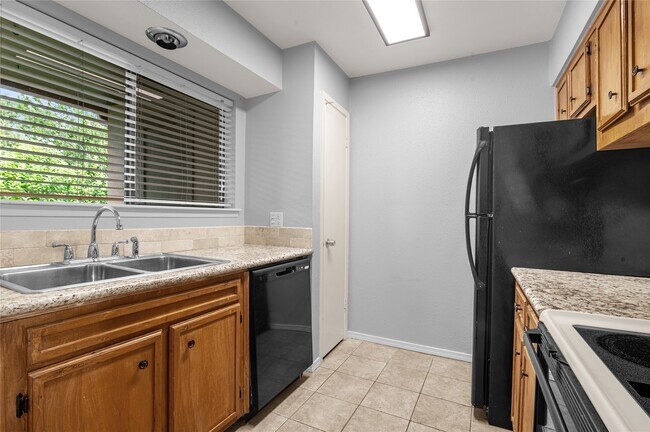 Building Photo - 3300 Pebblebrook Dr