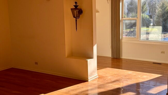 Building Photo - 304 E Hawthorne Dr