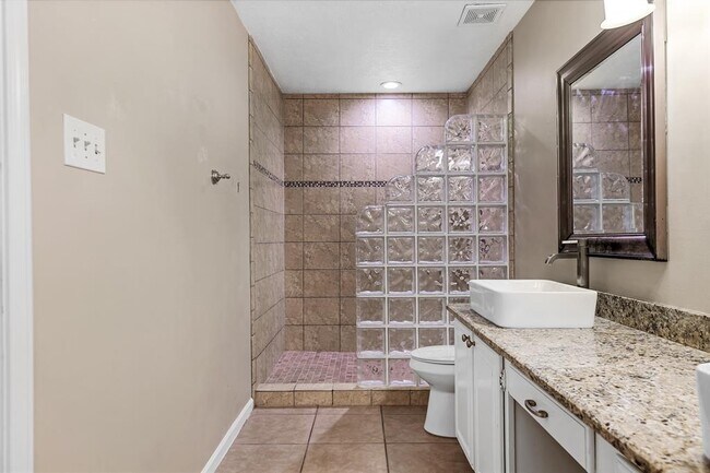 Building Photo - 15 Tulip Hill Ct