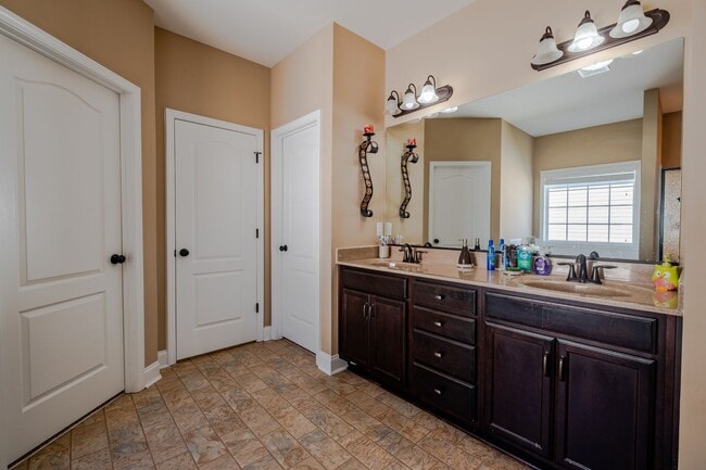 Building Photo - 5773 Highland Grove Dr