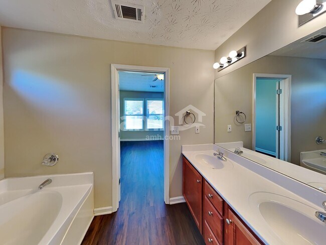 Building Photo - 317 Azalea Loop