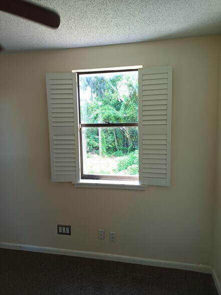 Building Photo - 471 Logan Ave