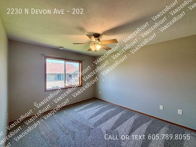 Building Photo - 2230 Devon Ave
