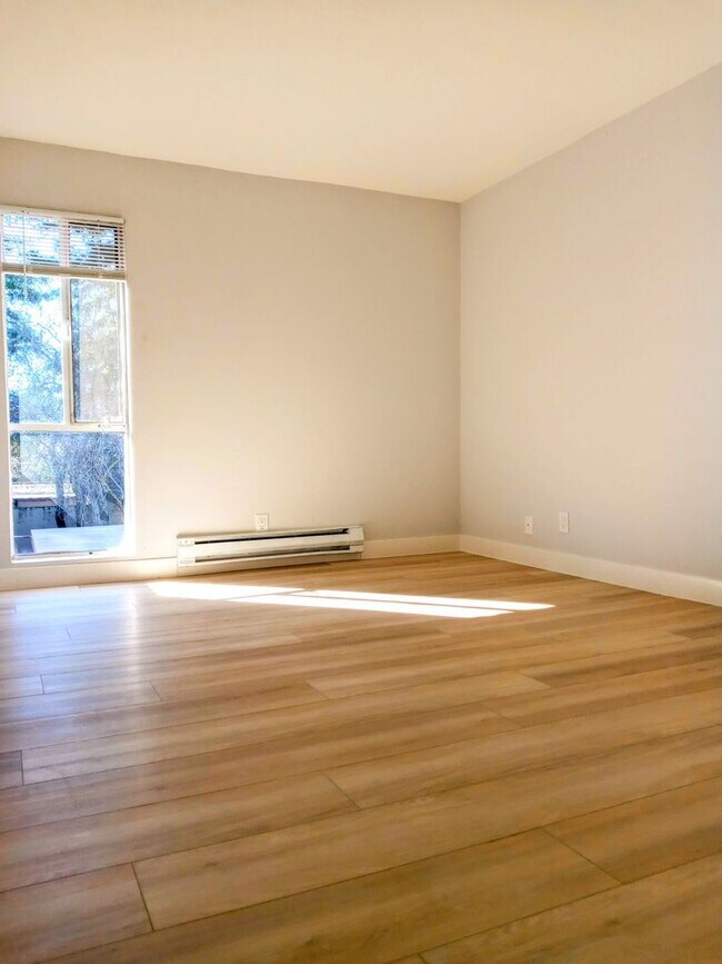 Building Photo - Refurbished Second Floor 1bd Condo With Pool & In-unit Laundry