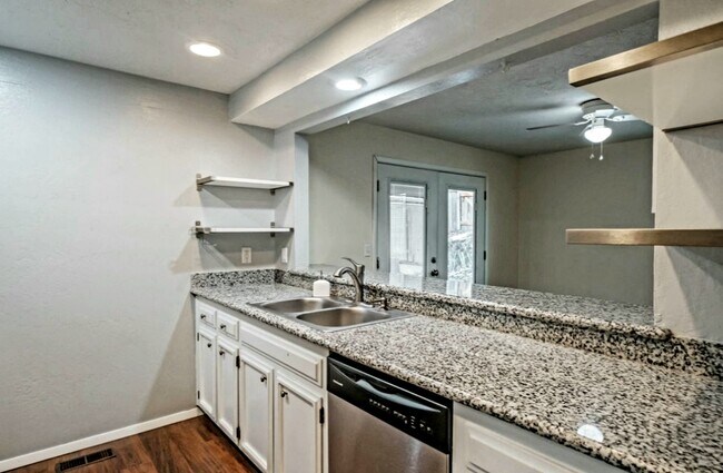 Building Photo - 1420 Cunningham Ln S