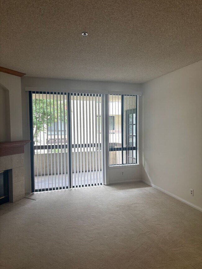 Building Photo - Resort Like Living 2 Master Suites Condo F...