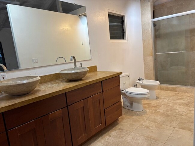 Building Photo - 2 Bedroom/2 Bathroom with Gorgeous Lanai a...