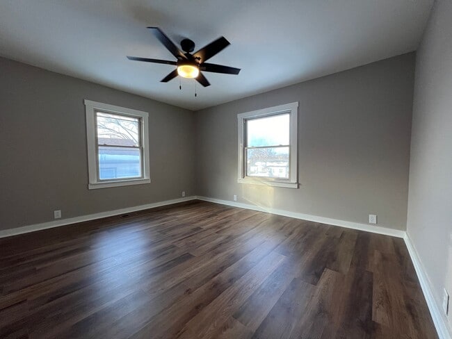 Building Photo - Remodeled Single Level 3 Bed, 2 Bath Home w/ 1 Car Garage