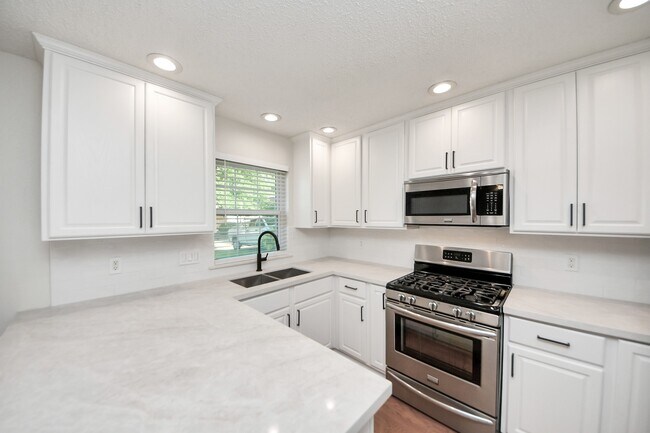 Building Photo - 2506 Lively Ln