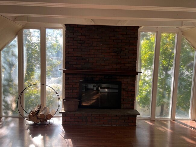 Building Photo - 21 Hawthorn Ave