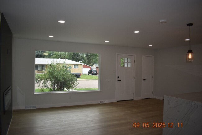 Building Photo - 4 bedroom / 3 bath / Beautifully Updated