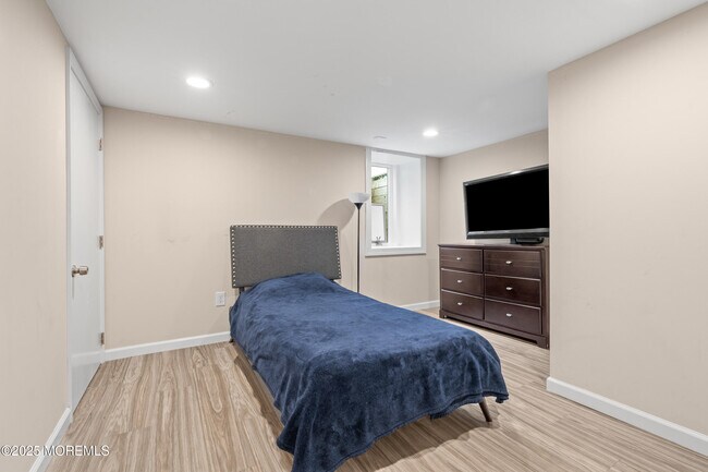 Building Photo - 250 Alpern Ave