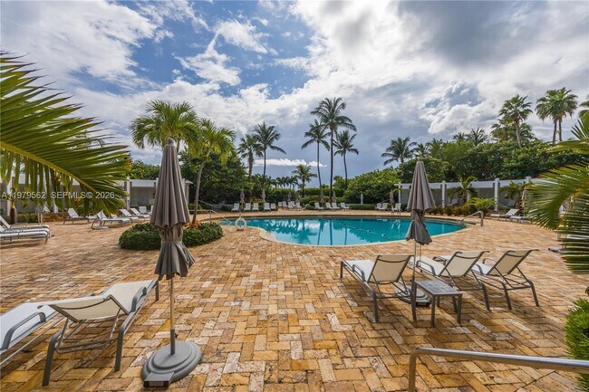 Building Photo - 5055 Collins Ave