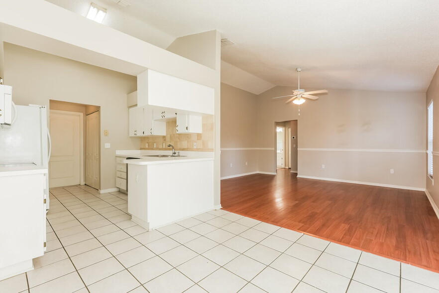 Building Photo - 656 Lakemont Dr