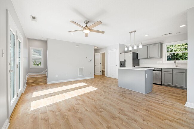 Building Photo - Newly Renovated 3-Bedroom Home with Modern Upgrades (6 or 12 Month Lease Options)