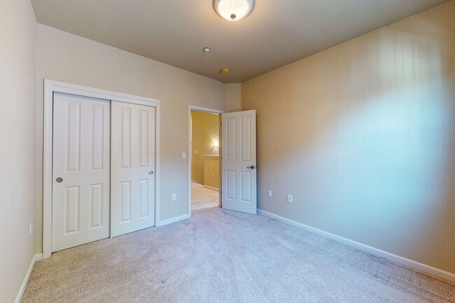 Building Photo - Town House Near Downtown Pleasanton  3 Bed...