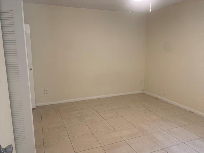 Building Photo - 10641 NW 45th St