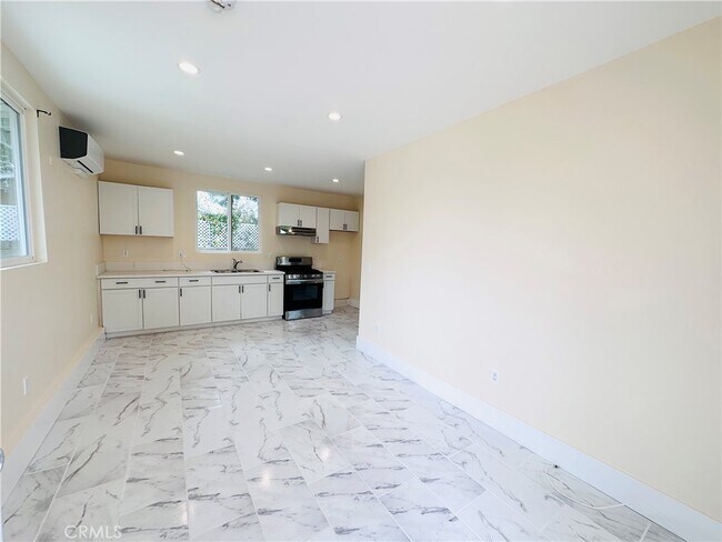 Building Photo - 11598 Cranston Ave