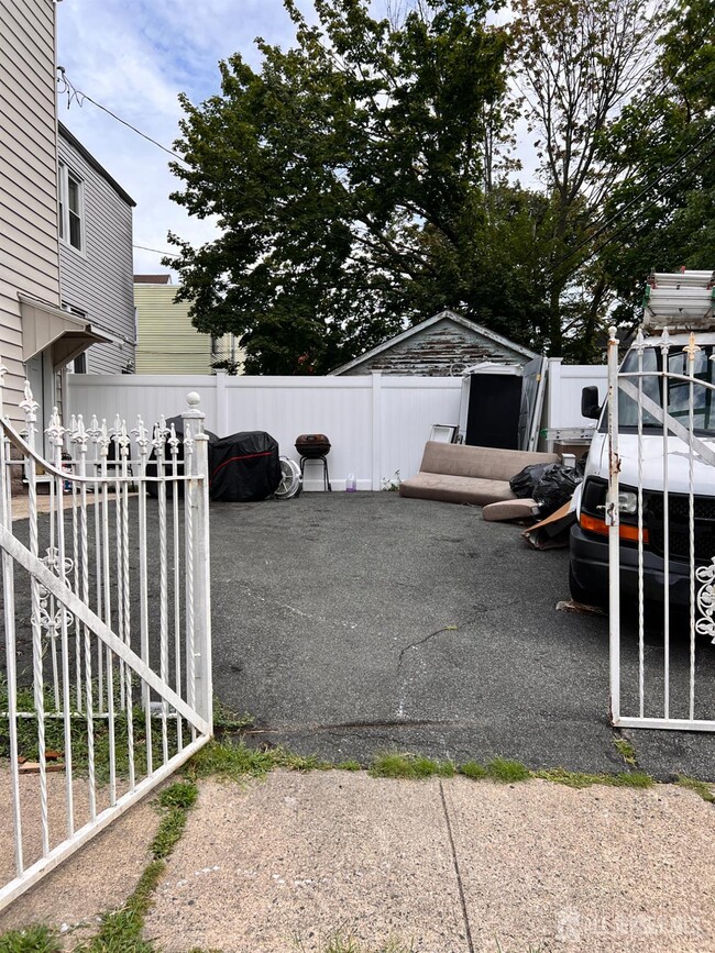 Building Photo - 498 Norwood St