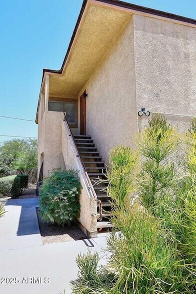Primary Photo - 532 W 9th St