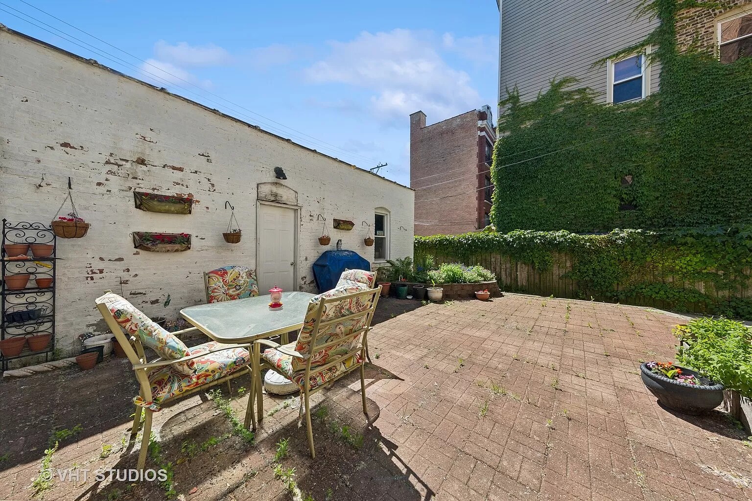 Backyard patio with Garage - 7619 N Bosworth Ave