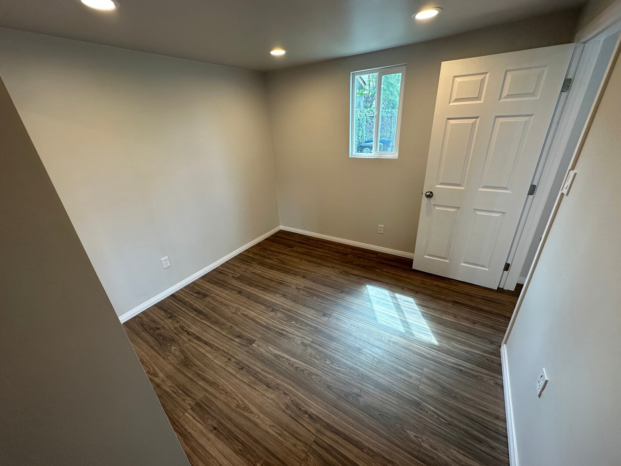 Building Photo - 1032 Justin Ave
