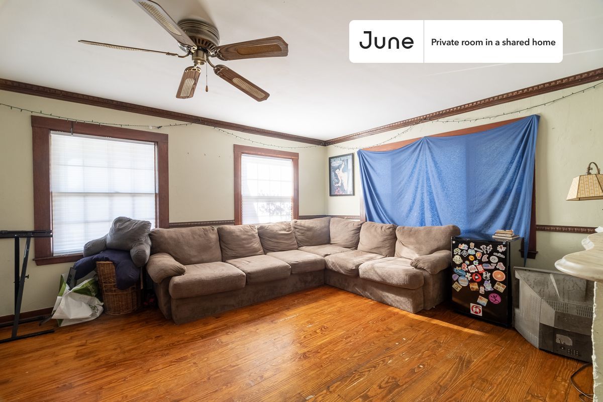 Building Photo - Room in Shared 5 bed/1 bath home