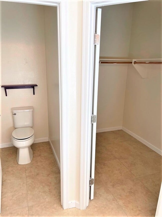 Building Photo - 230 N 174th Dr