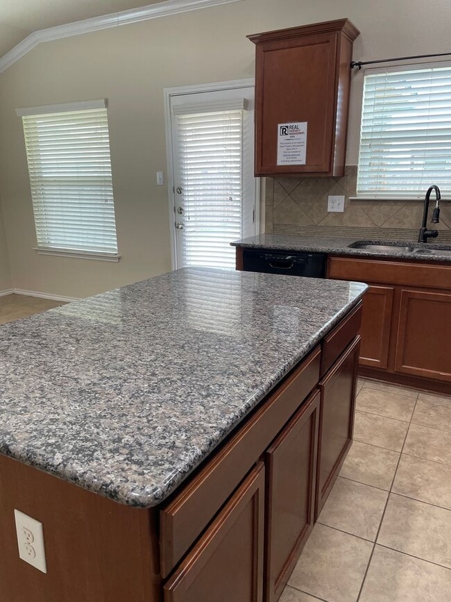 Building Photo - Application Received! 3 bed, 2 bath with B...