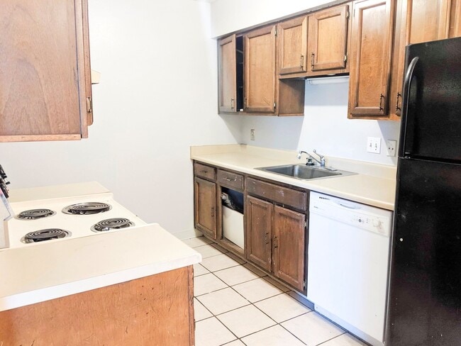 Building Photo - 1 Bedroom Condo (Available Immediately)