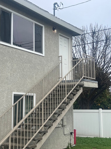 upstairs unit - 1210 Ballista Ave
