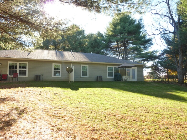 Building Photo - 724 Greenlawn Rd