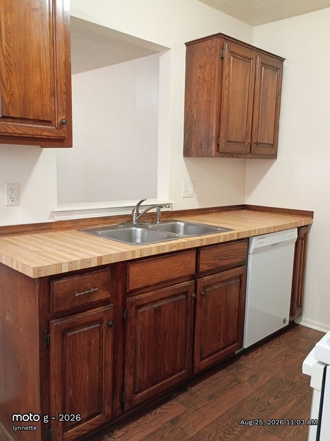 Building Photo - 515 Peppertree Ln