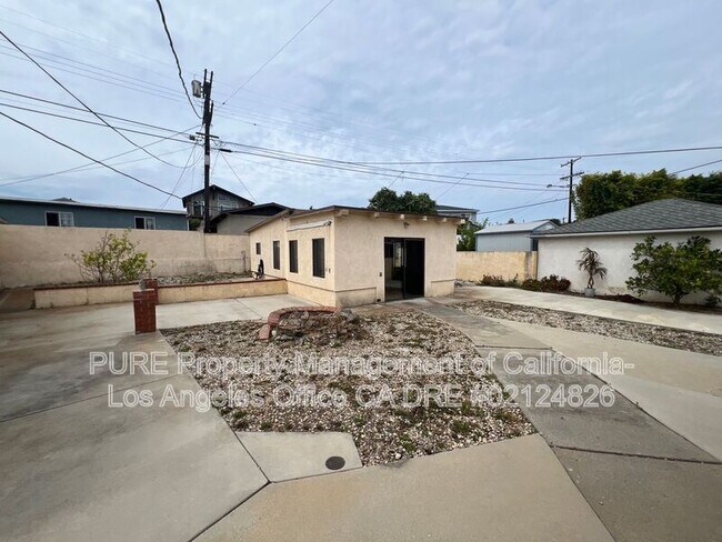 Building Photo - 2667 S Dolphin St