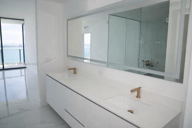 Building Photo - 700 NE 24th St