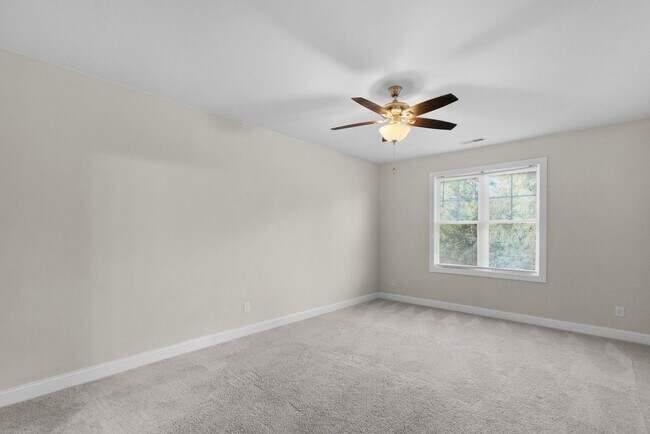 Building Photo - Townhouse For Rent! Rebated Application Fe...