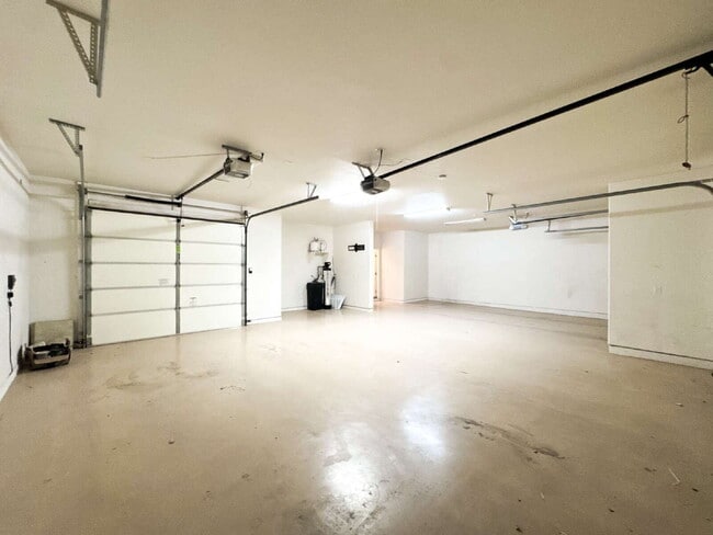 Building Photo - Exquisite 4-Bedroom, 3-Bath Haven in Sierr...