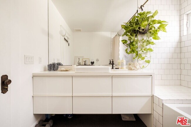 Building Photo - 601 Crestmoore Pl