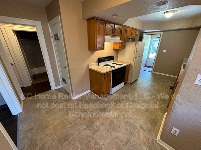 Building Photo - 6838 The Paseo