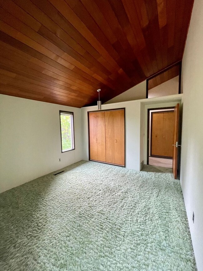 Building Photo - Country Living within one mile to town