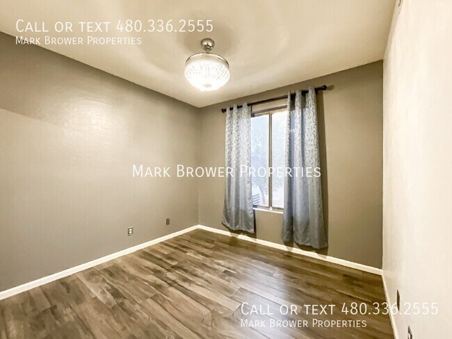 Building Photo - 380 W. Roadrunner Dr.